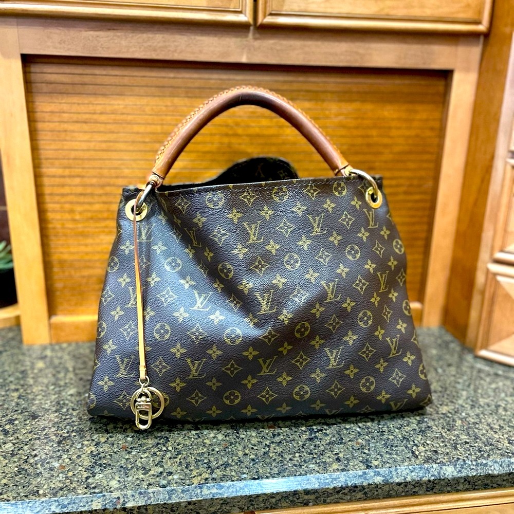 Authentic Louis Vuitton Artsy MM❤️